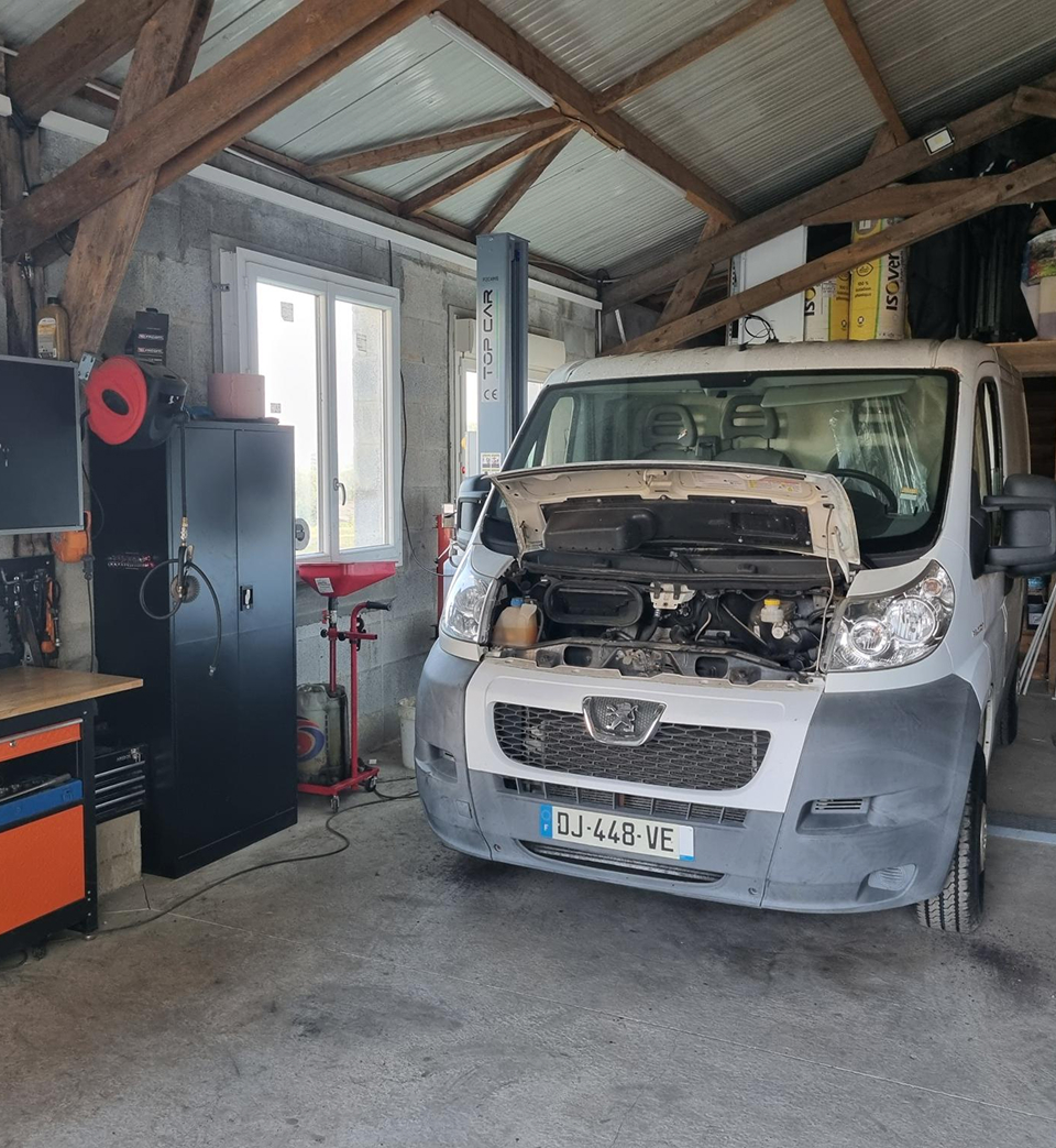 Réparation d'un fourgon au garage