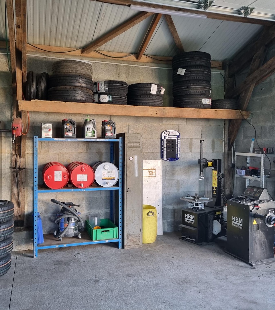 Outils mécaniques rangés dans le garage de Kyllian Couvé Automobile