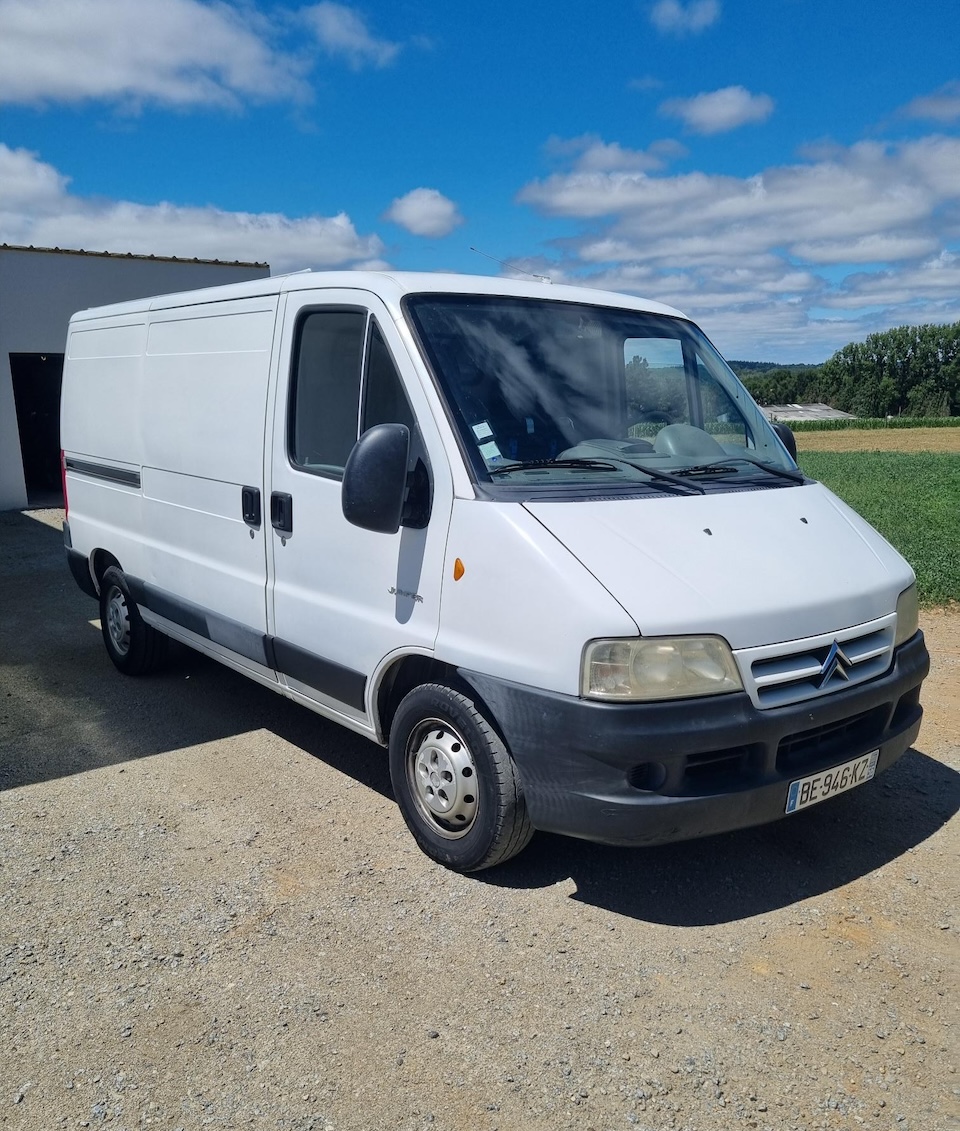 Véhicule Citroën Jumper blanc en attente de location