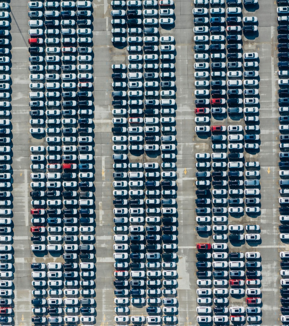 Immense parking rempli de voitures vu du dessus