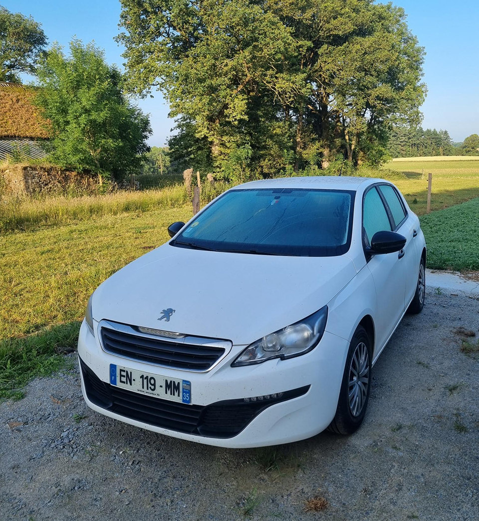 Voiture blanche Peugeot disponible à la location